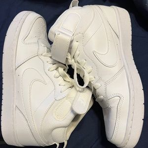 White Nikes size 6 boys grade school
